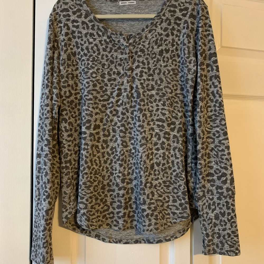 Sweet Romeo Womens Long Sleeve Thumbhole Top, XL, Like New, Snap Button Closure